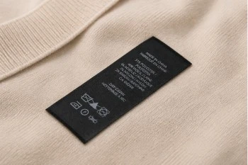 Étiquettes volantes avec logo de marque